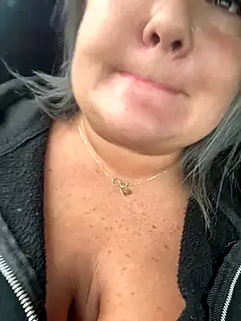 Snapshot of MikyVesela chatting on 09/28/25, 02:02 MikyVesela online show from 09/28/25, 02:02