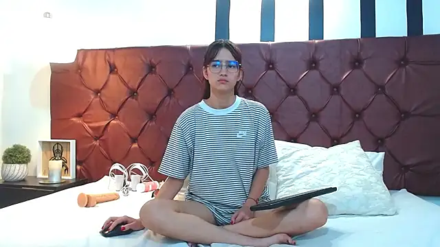 Snapshot of MelodyMansson chatting on 02/20/25, 08:03 MelodyMansson online show from 02/20/25, 08:03