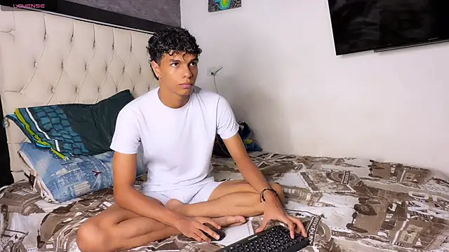 Snapshot of james_dreams_ chatting on 06/27/26, 11:44 james dreams online show from 06/27/26, 11:44