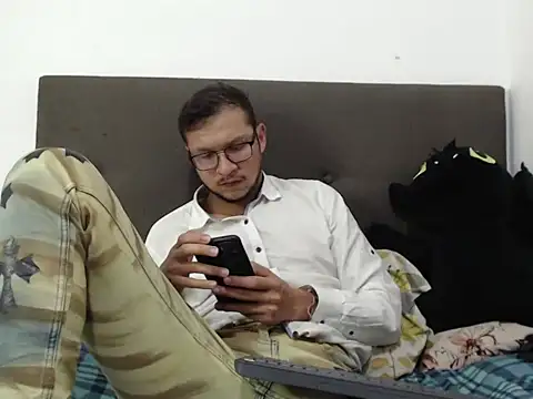Snapshot of andy_loverxx chatting on 03/11/26, 12:04 andy loverxx online show from 03/11/26, 12:04