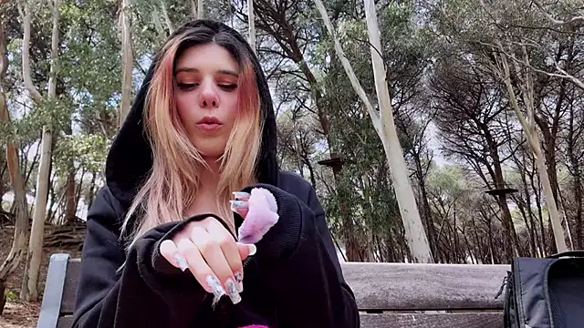 Snapshot of LeylaRosse chatting on 03/20/25, 11:05 LeylaRosse online show from 03/20/25, 11:05