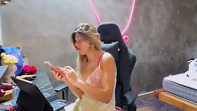 Snapshot of LeylaRosse chatting on 10/13/25, 07:10 LeylaRosse online show from 10/13/25, 07:10