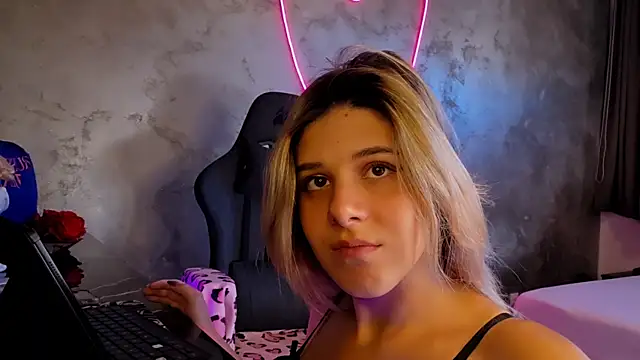 Snapshot of LeylaRosse chatting on 09/29/25, 07:26 LeylaRosse online show from 09/29/25, 07:26