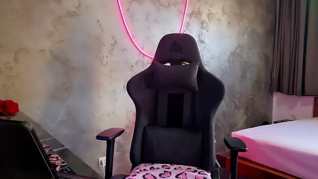 Snapshot of LeylaRosse chatting on 09/30/25, 07:36 LeylaRosse online show from 09/30/25, 07:36