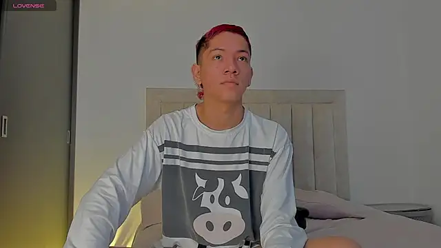 Snapshot of JulianRose_1 chatting on 12/05/25, 12:37 JulianRose 1 online show from 12/05/25, 12:37