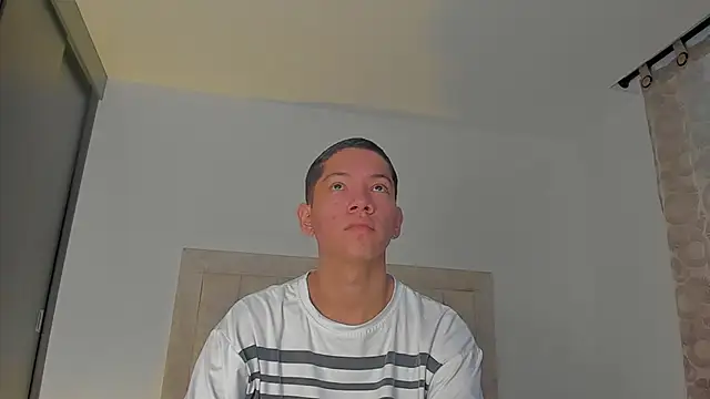 Snapshot of JulianRose_1 chatting on 01/08/26, 11:27 JulianRose 1 online show from 01/08/26, 11:27