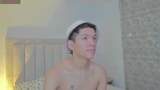 Snapshot of JulianRose_1 chatting on 03/14/25, 11:01 JulianRose 1 online show from 03/14/25, 11:01