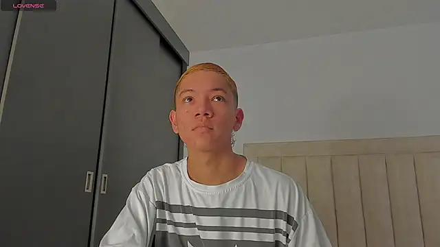 Snapshot of JulianRose_1 chatting on 10/29/25, 11:42 JulianRose 1 online show from 10/29/25, 11:42