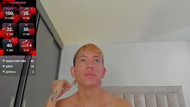 Snapshot of JulianRose_1 chatting on 11/11/25, 01:50 JulianRose 1 online show from 11/11/25, 01:50