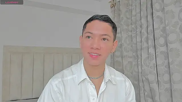 Snapshot of JulianRose_1 chatting on 02/14/25, 11:21 JulianRose 1 online show from 02/14/25, 11:21