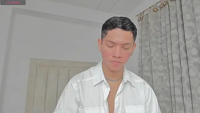 Snapshot of JulianRose_1 chatting on 02/14/25, 02:33 JulianRose 1 online show from 02/14/25, 02:33