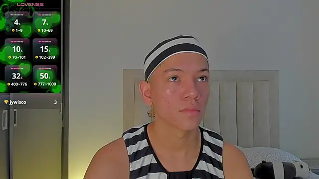 Snapshot of JulianRose_1 chatting on 10/31/25, 12:13 JulianRose 1 online show from 10/31/25, 12:13