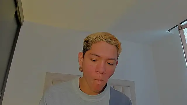 Snapshot of JulianRose_1 chatting on 11/24/25, 01:33 JulianRose 1 online show from 11/24/25, 01:33