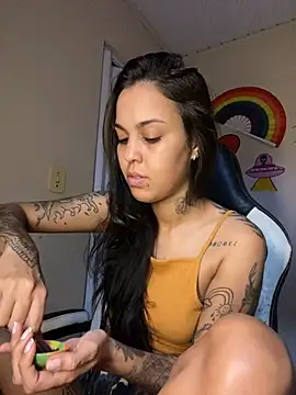 Snapshot of poliannaxx chatting on 09/19/25, 02:48 poliannaxx online show from 09/19/25, 02:48