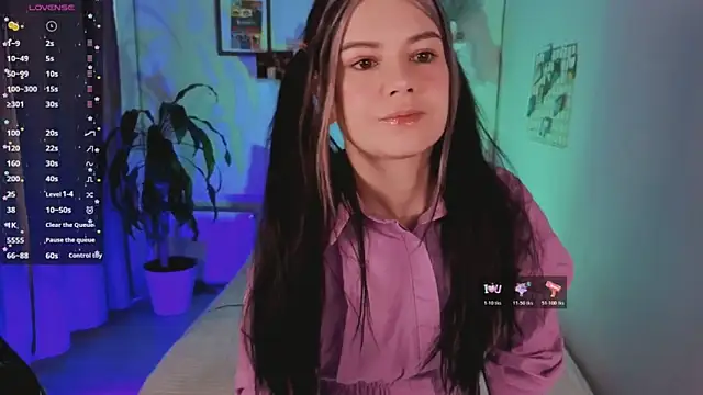 Snapshot of Lil_Amelie chatting on 11/14/25, 08:29 Lil Amelie online show from 11/14/25, 08:29