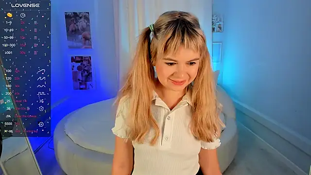 Snapshot of Lil_Amelie chatting on 04/18/26, 08:16 Lil Amelie online show from 04/18/26, 08:16