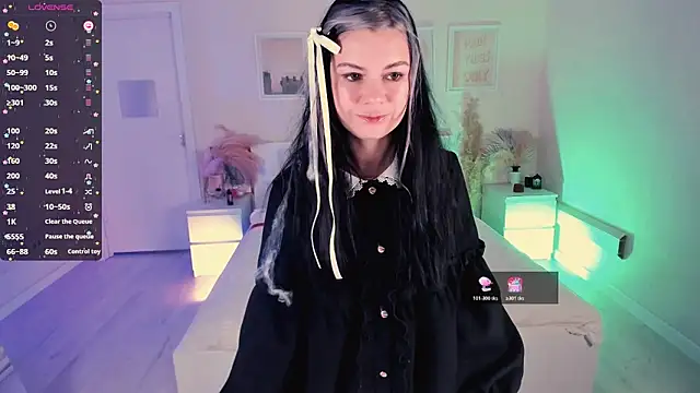 Snapshot of Lil_Amelie chatting on 10/25/25, 07:51 Lil Amelie online show from 10/25/25, 07:51