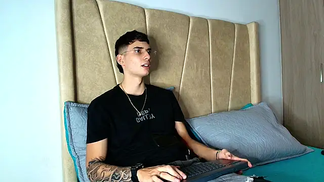 Snapshot of god_drake chatting on 10/24/25, 05:28 god drake online show from 10/24/25, 05:28