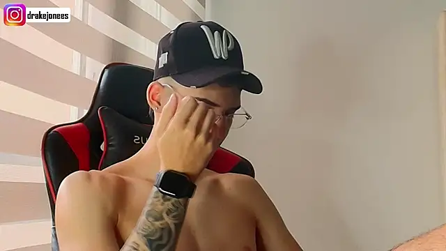 Snapshot of god_drake chatting on 11/15/25, 04:22 god drake online show from 11/15/25, 04:22