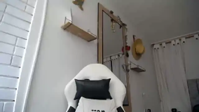 Snapshot of Valerioe chatting on 01/07/26, 02:11 Valerioe online show from 01/07/26, 02:11