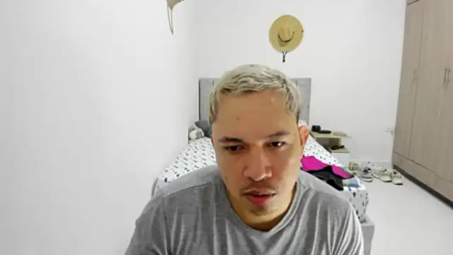 Snapshot of Valerioe chatting on 05/16/26, 03:55 Valerioe online show from 05/16/26, 03:55