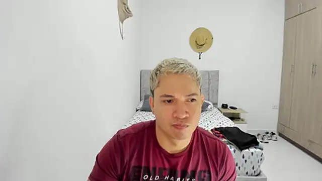 Snapshot of Valerioe chatting on 05/23/26, 04:28 Valerioe online show from 05/23/26, 04:28