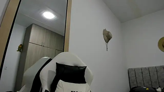 Snapshot of Valerioe chatting on 02/24/26, 03:35 Valerioe online show from 02/24/26, 03:35