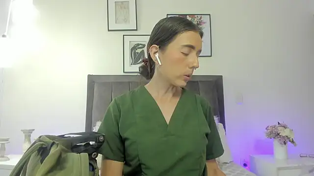 Snapshot of helen_mooree chatting on 07/17/26, 01:19 helen mooree online show from 07/17/26, 01:19