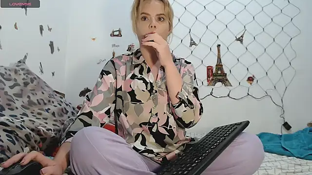 Snapshot of hotmilf4uxxx chatting on 10/02/25, 09:45 hotmilf4uxxx online show from 10/02/25, 09:45