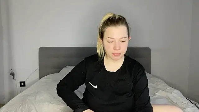 Embersweetbunny online show from 12/18/25, 07:46