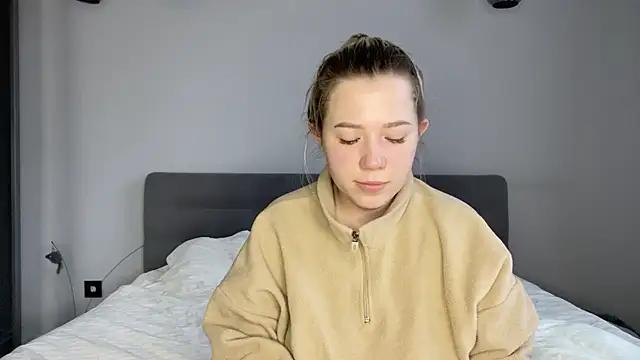 Embersweetbunny online show from 12/14/25, 08:09