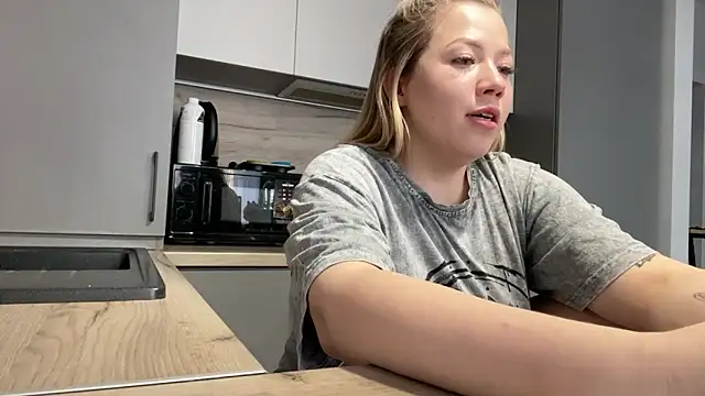 Embersweetbunny online show from 11/18/25, 09:34