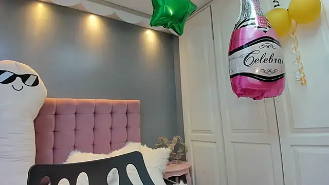 IssadoraJames online show from 10/01/25, 09:40