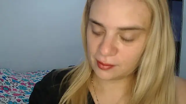 Snapshot of Elza_Blonde chatting on 02/13/25, 02:20 Elza Blonde online show from 02/13/25, 02:20