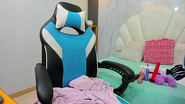 Lizzie Williams  online show from 10/19/25, 03:20