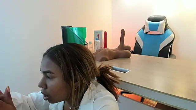 Lizzie Williams  online show from 06/03/26, 03:18