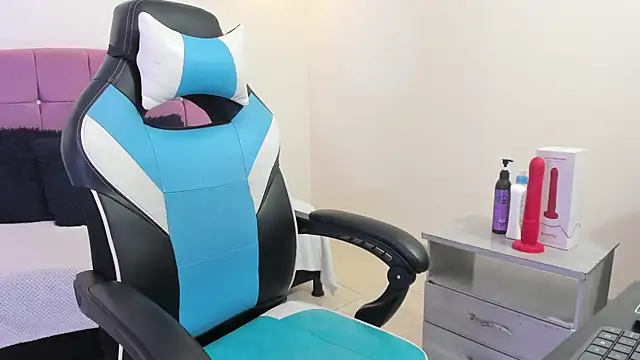 Lizzie Williams  online show from 03/31/26, 03:30