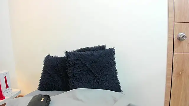 Lizzie Williams  online show from 12/15/25, 03:01