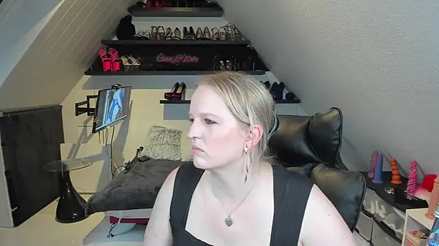 caro kitten online show from 04/13/26, 07:34