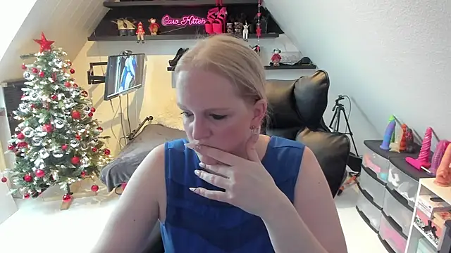 caro kitten online show from 12/05/25, 08:24