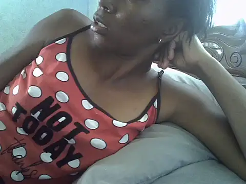 Snapshot of ElianeHot chatting on 09/20/25, 01:38 ElianeHot online show from 09/20/25, 01:38