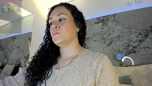 LIZ HOLMES online show from 11/25/25, 10:48