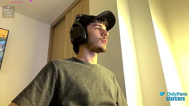 Snapshot of ilytheo chatting on 10/08/25, 07:32 ilytheo online show from 10/08/25, 07:32