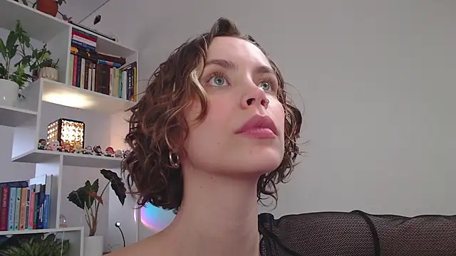 Snapshot of milly_ross chatting on 02/21/25, 10:28 milly ross online show from 02/21/25, 10:28