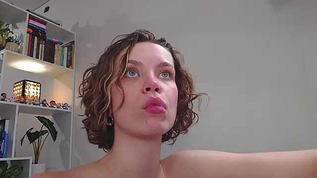 Snapshot of milly_ross chatting on 02/14/25, 08:10 milly ross online show from 02/14/25, 08:10