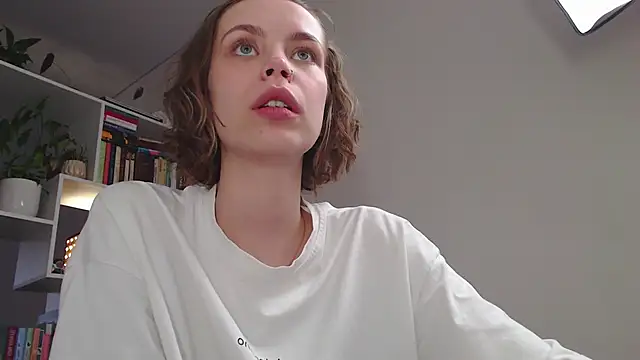 Snapshot of milly_ross chatting on 02/14/25, 11:21 milly ross online show from 02/14/25, 11:21