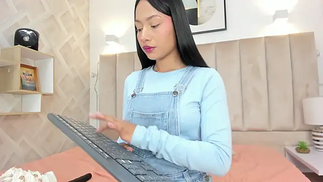 Snapshot of Anniie_Queen chatting on 12/02/25, 04:36 Anniie Queen online show from 12/02/25, 04:36