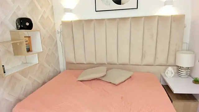 Snapshot of Anniie_Queen chatting on 12/18/25, 03:11 Anniie Queen online show from 12/18/25, 03:11