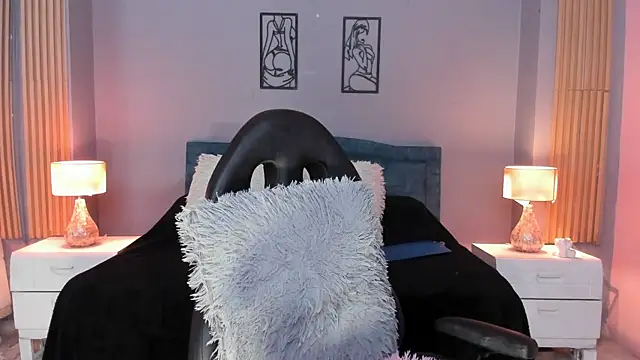 Snapshot of RamonaSimons chatting on 12/20/25, 08:33 RamonaSimons online show from 12/20/25, 08:33