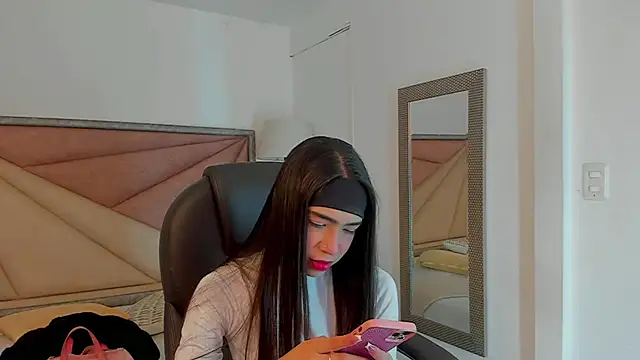 Snapshot of FaloonRoussel chatting on 03/16/25, 05:50 FaloonRoussel online show from 03/16/25, 05:50